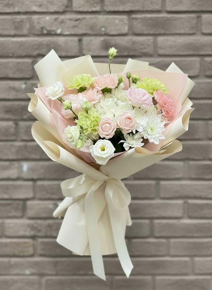 Букет цветов из: Гвоздики, Розы, Лизиантусы и Хризантемы во Фрязево