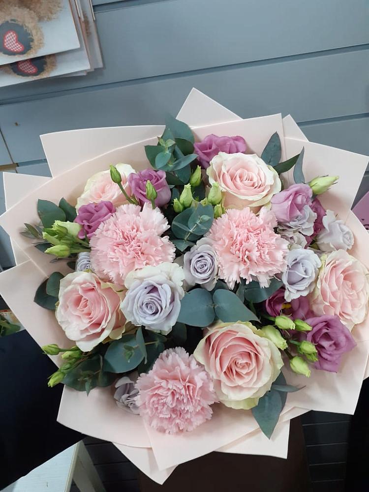 Букет цветов из: Розы, Гвоздики и Лизиантусы во Фрязево